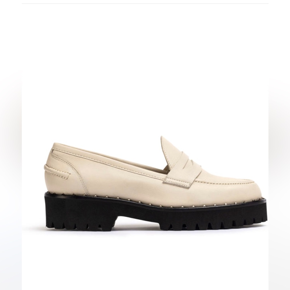Women’s creamy white lug fur lined loafers!